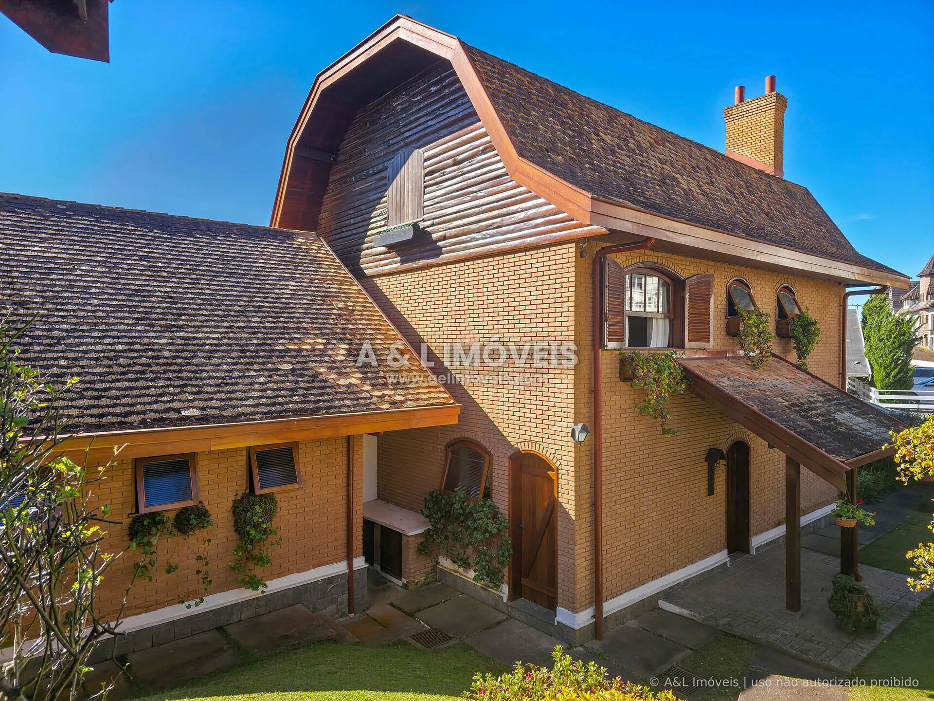 Imagem Casa à venda em Capivari, Campos do Jordão | 4 dormitórios e 2 suítes
