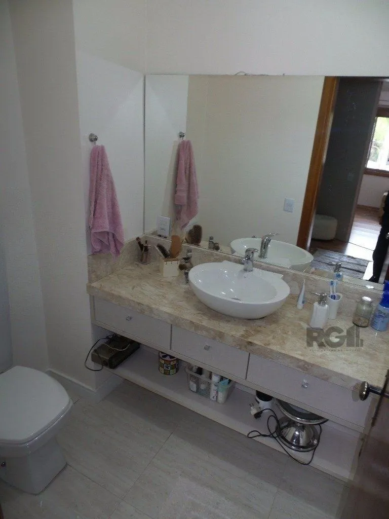 Imagem Excelente casa em condomínio com 3 dormitórios e 4 vagas.