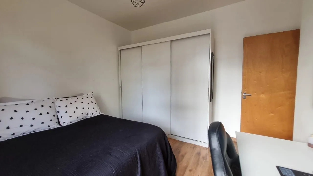 Imagem Aproveite o sol e a vista, apartamento para venda de frente com sacada, 2 dormitórios com 1 vaga no bairro Santana em Porto Alegre/RS.