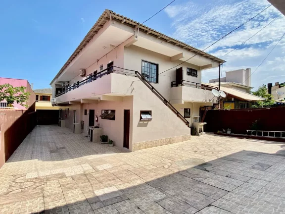Imagem Oportunidade Única: Pousada Histórica à venda em Garopaba-SC, a 1 Quadra da Praia Central!