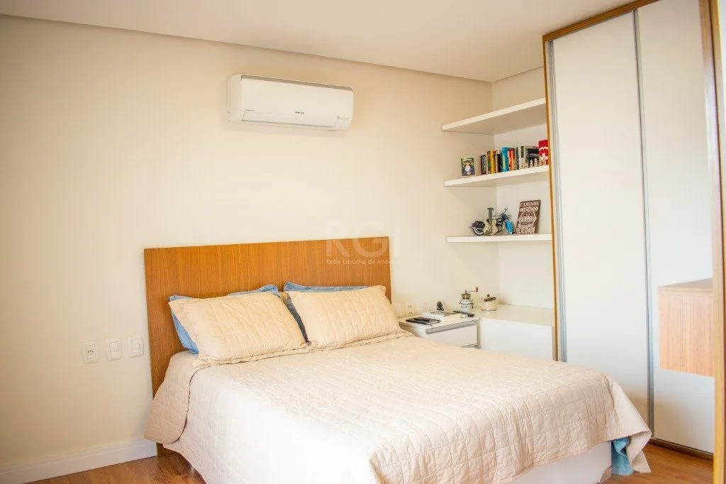 Imagem Casa para Venda - 243.12m², 4 dormitórios, sendo 1 suites, 4 vagas - São Vicente