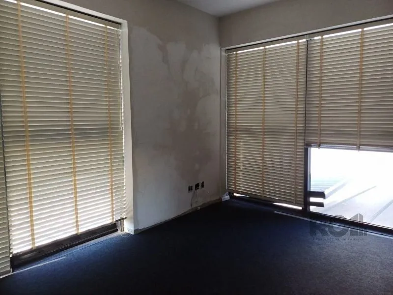 Imagem MÁFFER IMÓVEIS ALUGA - CONJUNTO COMERCIAL Av. Cristóvão Colombo esquina Benjamin Constant | Porto Alegre/RS