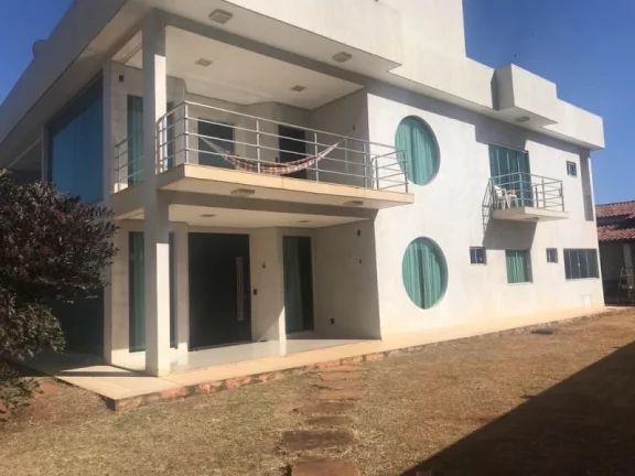 Imagem CASA COM 4 SUÍTES NA RUA 01 JOCKEY, CONDOMÍNIO FECHADO COM PORTARIA 24 HORAS, LOTE QUITADO E ESCRITURADO