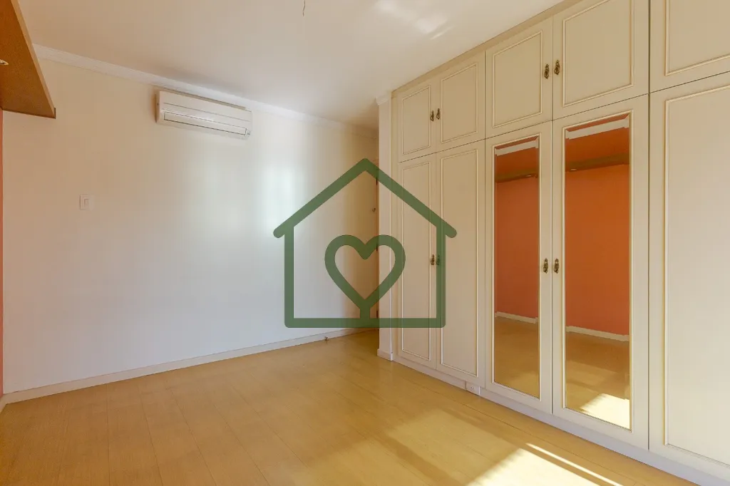 Imagem Apartamento desocupado em prédio de alto padrão no Petrópolis. 
 
Hall de entrada com lavabo. Sal...