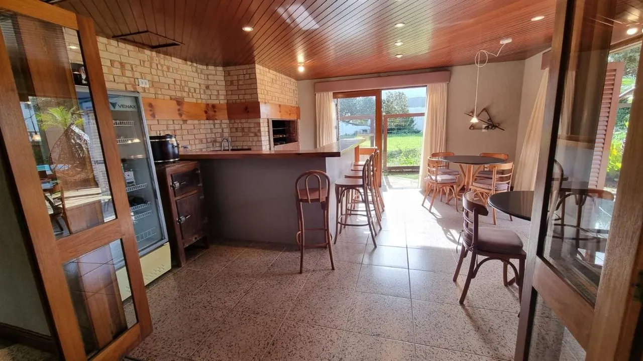 Imagem Casa em XANGRI-LÁ com 5 dorm. 3 suítes, piscina aquecida e 471 m², 400 m. mar.