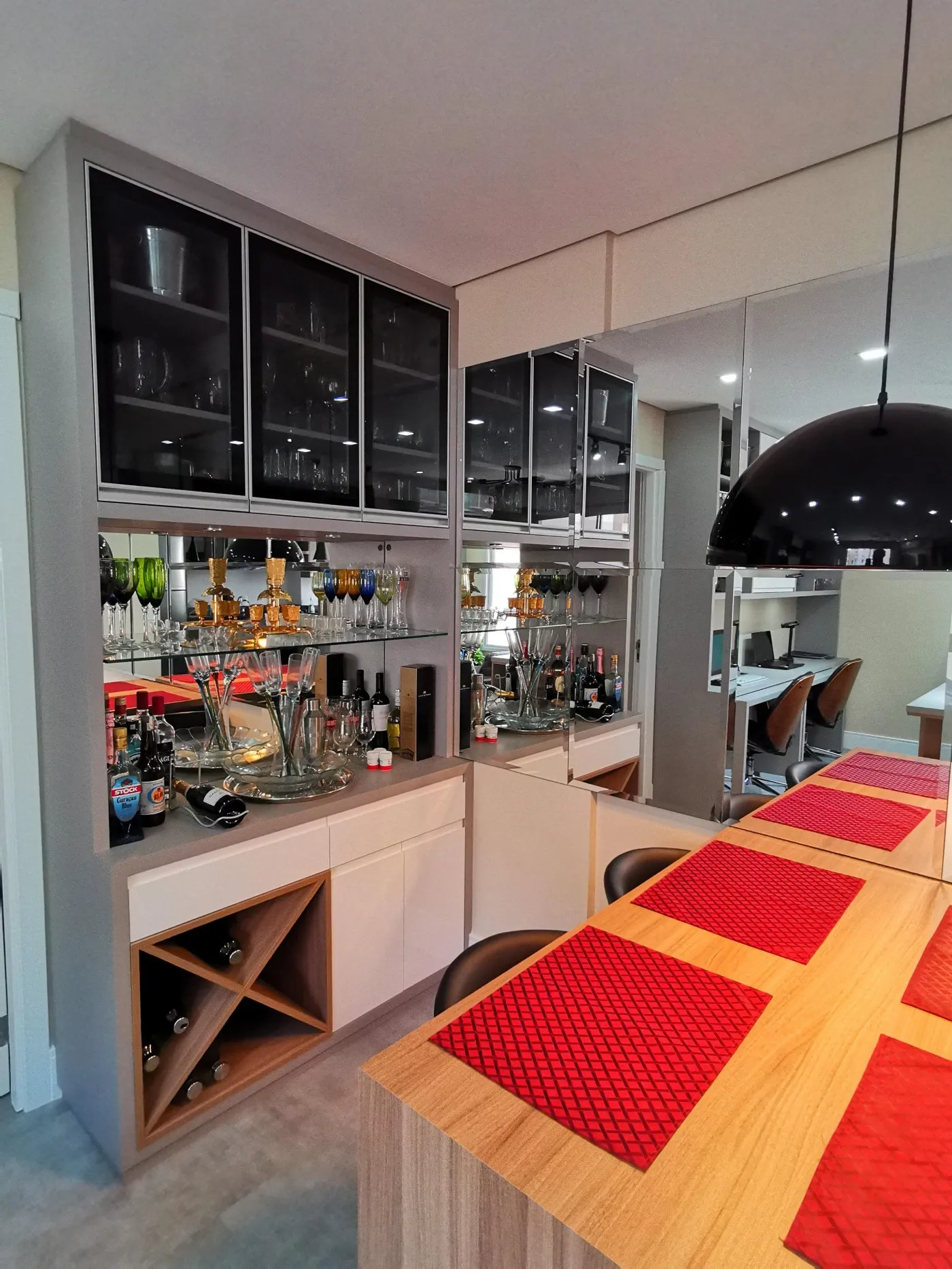 Imagem A Mais Assertiva Inteligência Imobiliária vende;  Belíssimo apartamento mobiliado  02 dormitó...