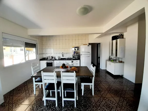 Imagem Magnífico Imóvel em Garopaba-SC: Casa e 2 Aptos, Vista para o Mar, 310m², Próx. à Praia.