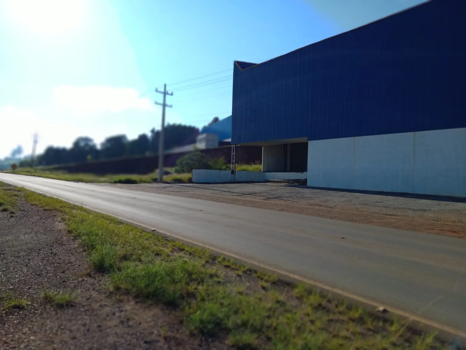 Imagem Galpão Comercial para Venda ou Locação em Cambuí-MG, Bairro Água Comprida: 1 Sala, 2 Banheiros, 5 Vagas de Garagem, 3.600m² de Área.