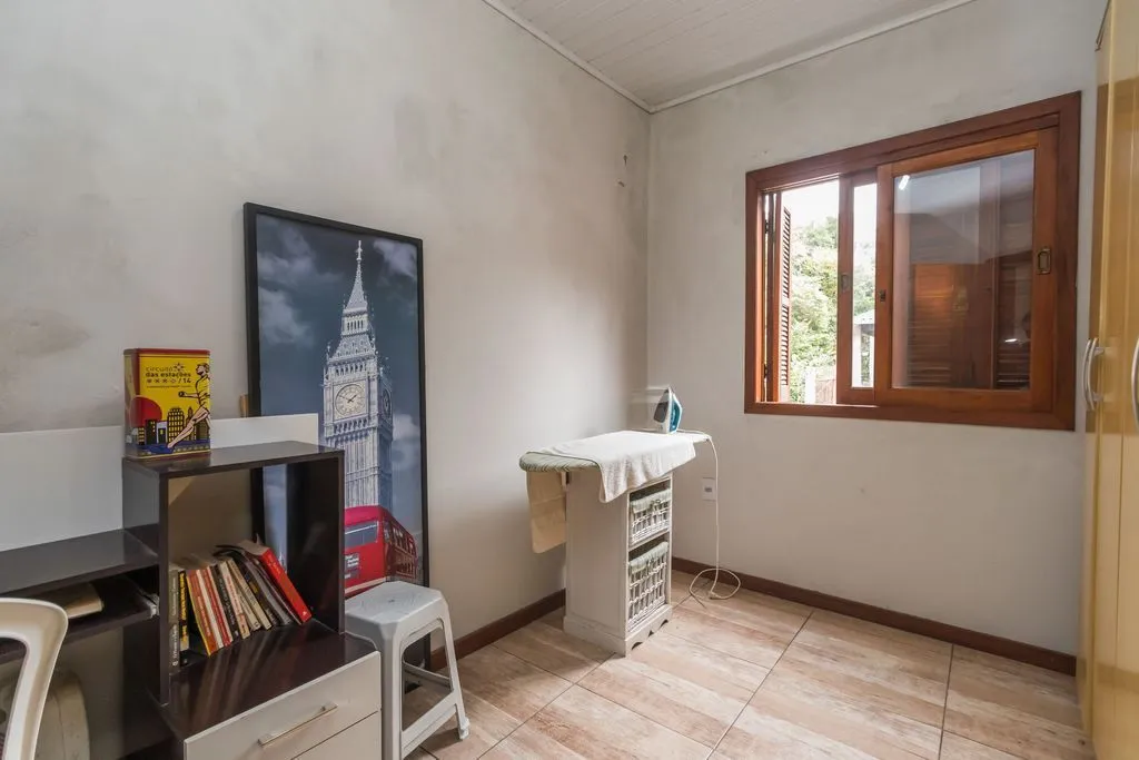 Imagem Casa de 6 dormitórios à venda Bairro Vila Nova - Porto Alegre