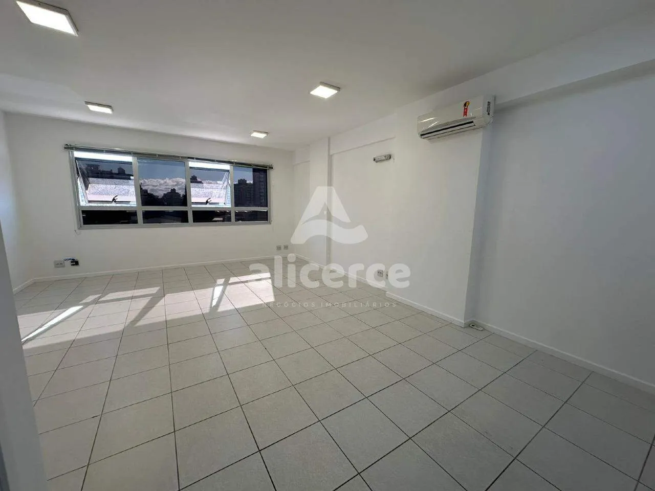 Imagem Sala Comercial com Vista Mar e Localização Privilegiada, no Bairro Estreito - Florianópolis/SC