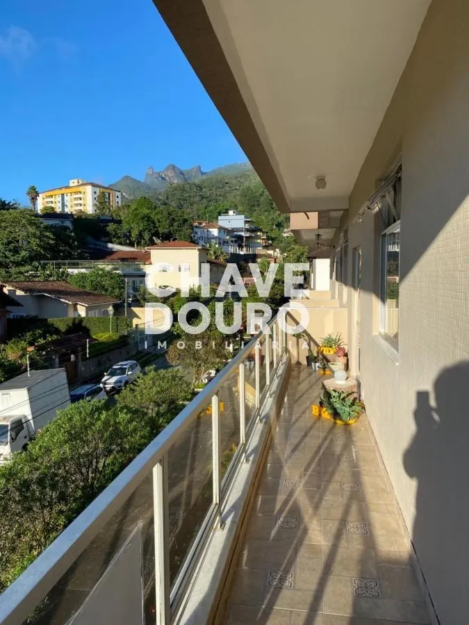Imagem Apartamento de 2 quartos + dependência, varanda, 2 vagas e elevador.