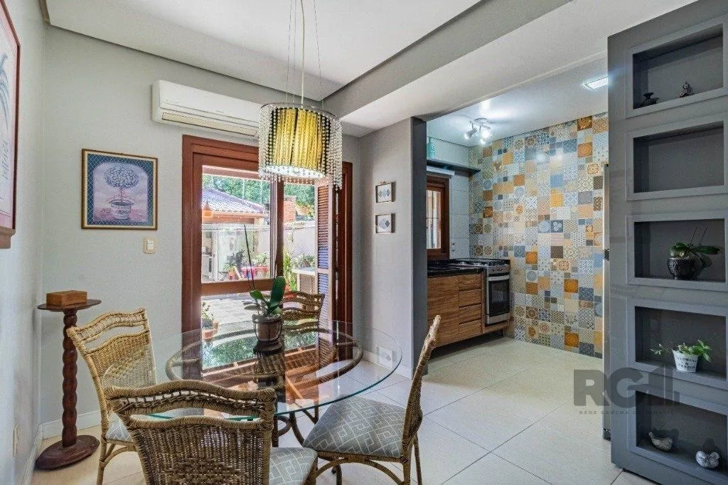 Imagem Casa de 3 dormitórios no bairro Cavalhada
