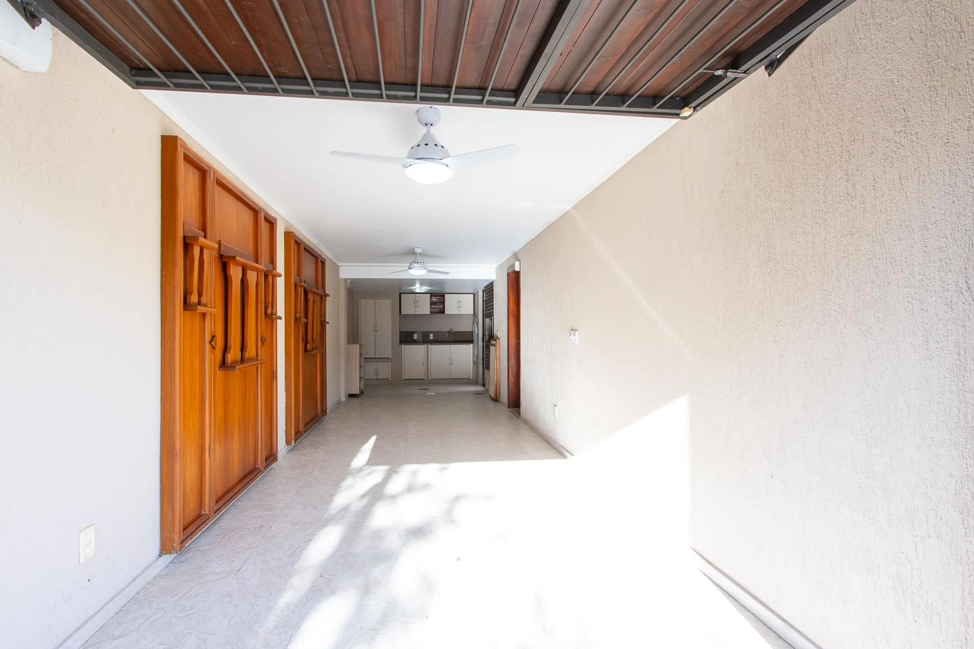 Imagem Excelente casa de 3 dormitórios, 1 suíte, pátio, piscina e vaga para 2 carros cobertas.