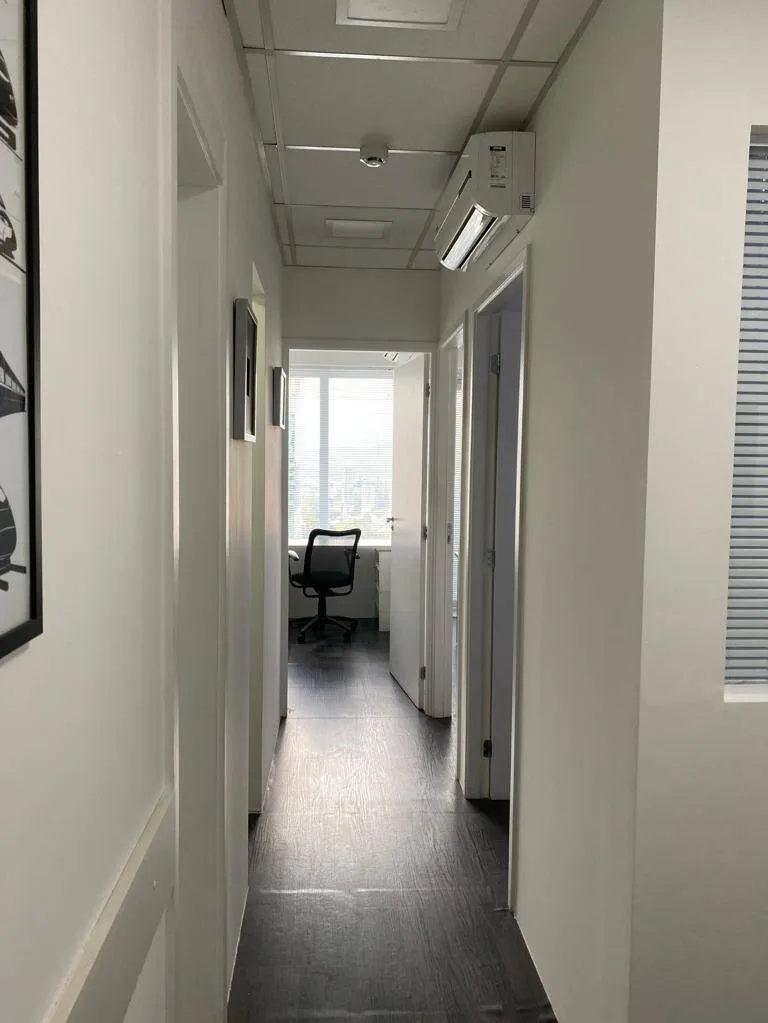 Imagem Sala Comercial Planejada e Mobiliada no Centro de Alphaville - 49m², 1 Vaga de Garagem