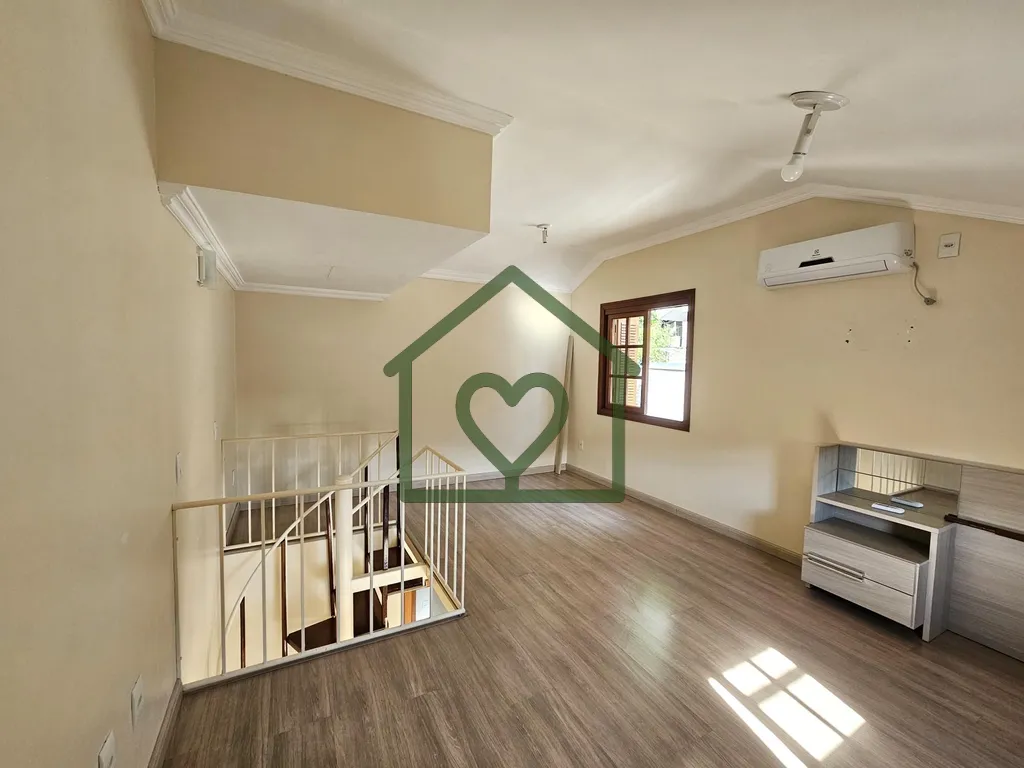 Imagem Casa em condomínio reformada e semimobiliada, com vaga para até 04 carros.

Térreo com living de ...
