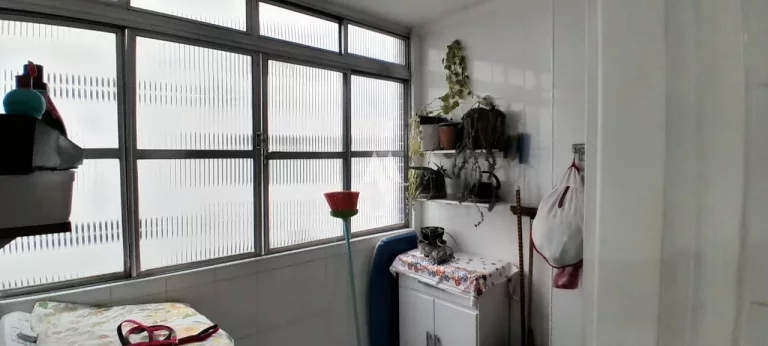 Imagem APARTAMENTO FRENTE NO BAIRRO EMBARÉ COM 3 QUARTOS (01 SUÍTE) + DEPENDÊNCIA COMPLETA, VISTA LIVRE, 01 QUADRA DA PRAIA.