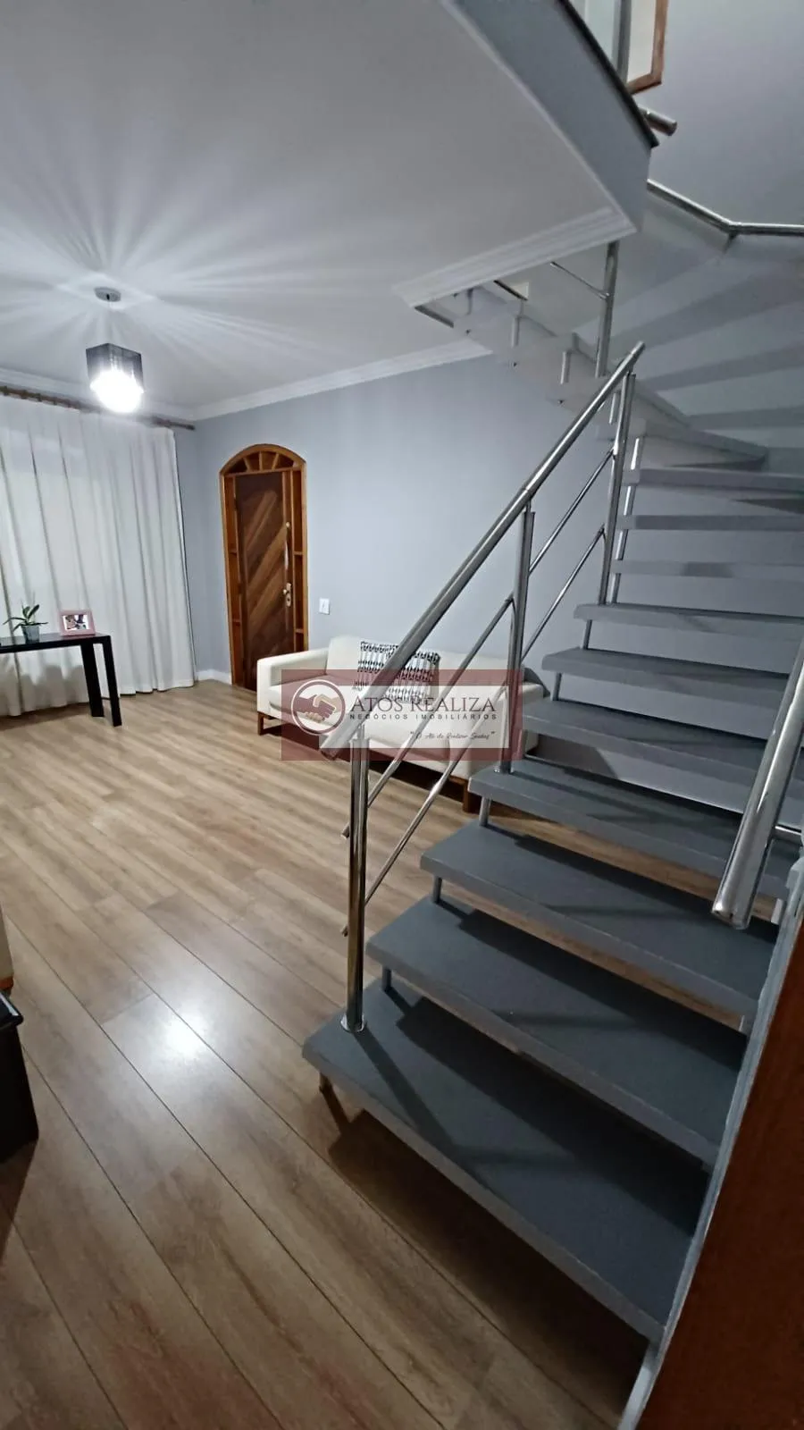Imagem Alugo casa no Jardim Germania. Sobrado com 200m² de àrea util, 3 Dormitirios com planejados, sendo 2 Suítes, 2 salas, 6 banheiros, 2 vagas de garagem coberta, area de serviço com pia e churrasqueira, com àrea de serviço, Agende uma visita.