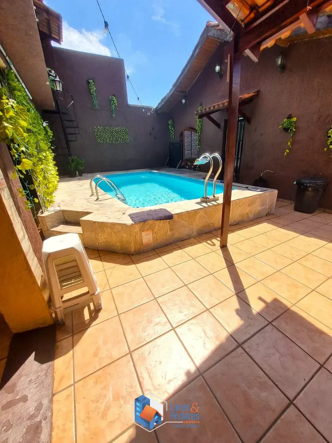 Imagem CASA À VENDA, COM 240 M², 3 DORMS (1 SUÍTE COM HIDRO), COZINHA COM MÓVEIS PLANEJADOS, ÁREA DE LAZER COM PISCINA E 4 VGS - SANTA TERESINHA - SÃO PAULO