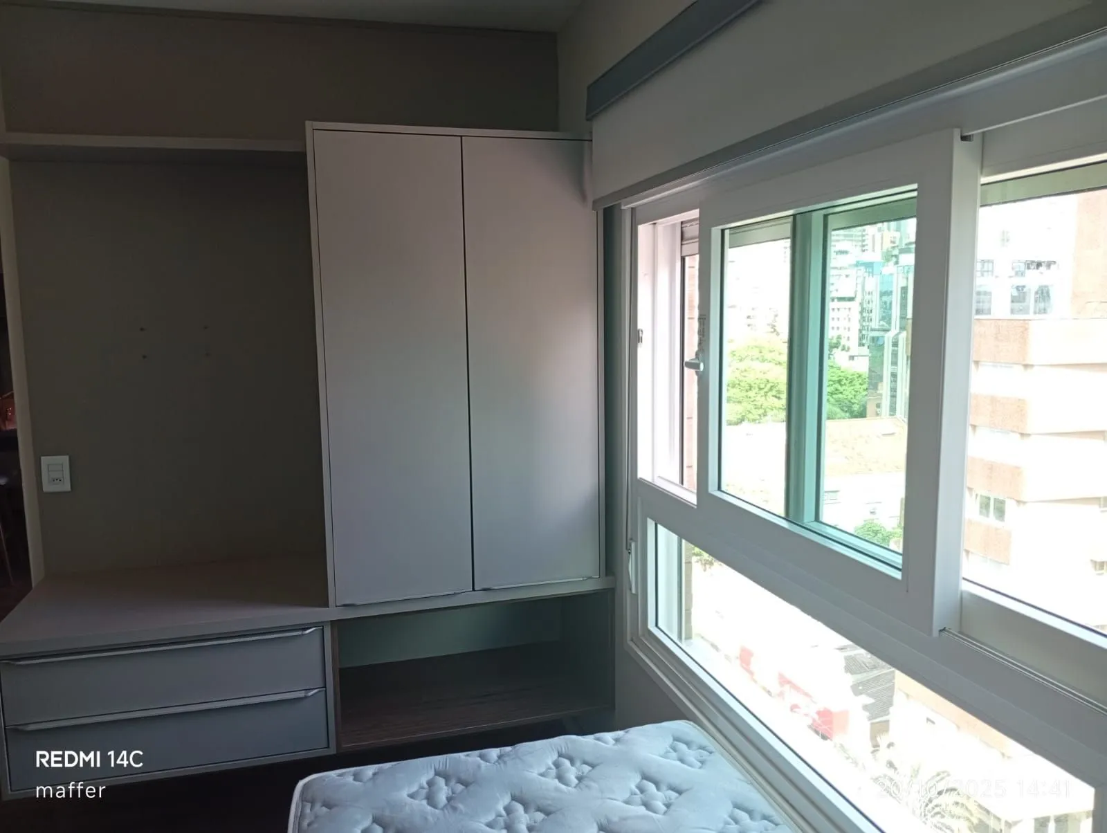 Imagem MÁFFER IMÓVEIS aluga Apartamento finamente mobiliado, com 1 dormitório e 1 vaga de garagem, localizado em uma das áreas mais nobres e desejadas de Porto Alegre.