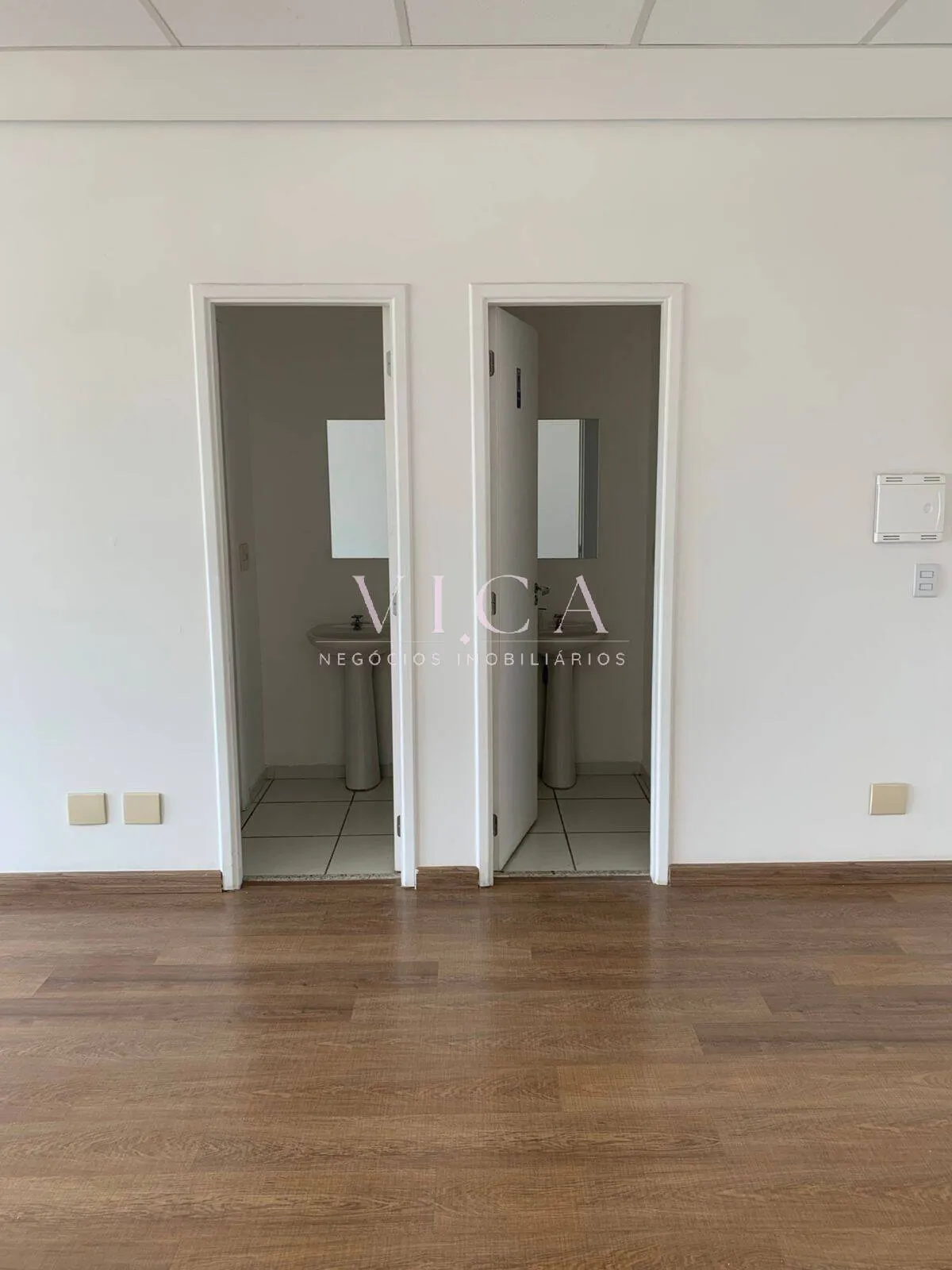 Imagem Sala Com 56m² para aluguel por R$ 3.500,01 - Alphaville/SP