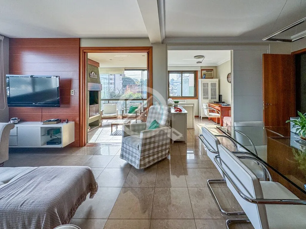 Imagem MUITO SOL E LINDA VISTA! Este amplo apartamento destaca-se por um espaçoso living que abraça três...