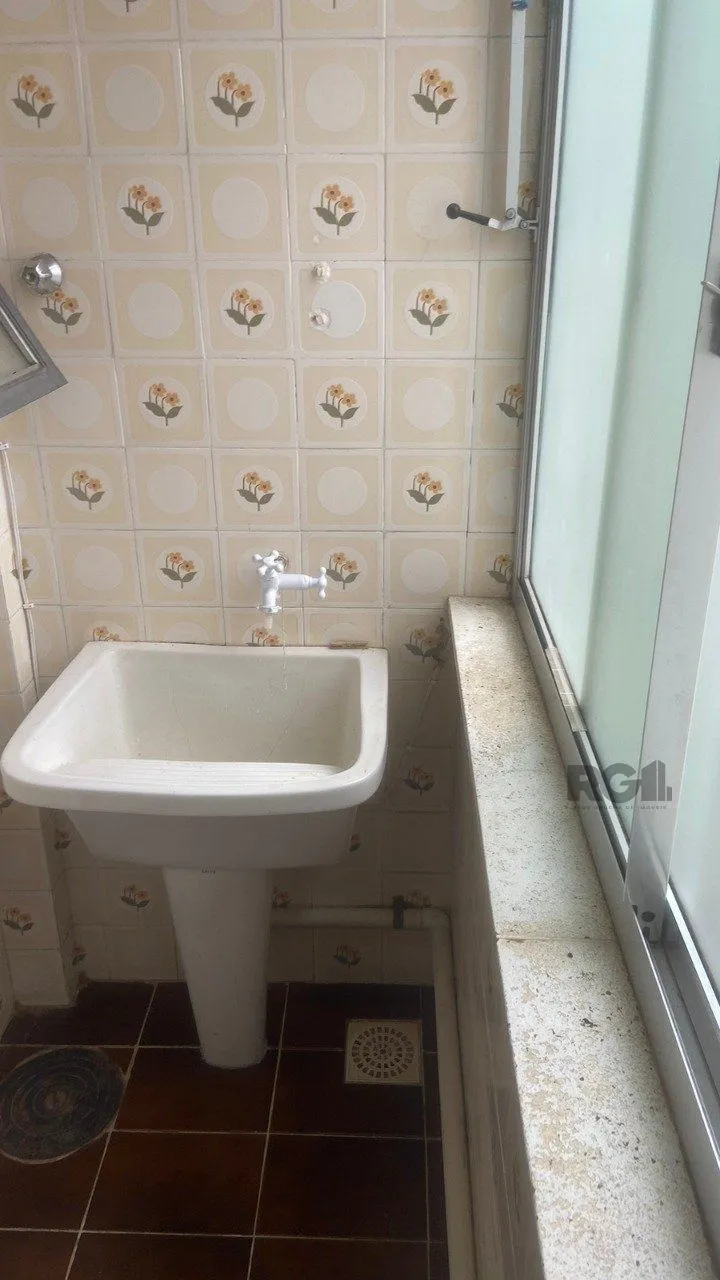 Imagem Apartamento de 2 dormitórios, sala, cozinha, banheiro, área de serviço com vaga de garagem escriturada e coberta