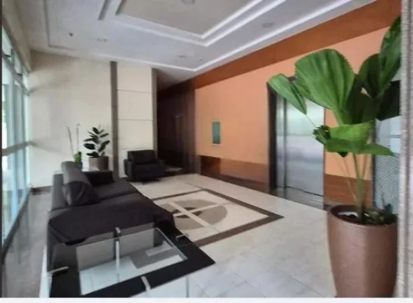 Imagem APARTAMENTO DUPLEX C/ 88M² - 2 QUARTOS - 1 VAGA DE GARAGEM - BARRA DA TIJUCA - RJ IMÓVEL AVALIADO EM R$ 940.000,00 1ª PRAÇA: 02/02/2026 - VALOR INICIAL DE VENDA: R$ 940.000,00 2ª PRAÇA: 03/02/2026 - VALOR INICIAL DE VENDA: R$ 470.000,00