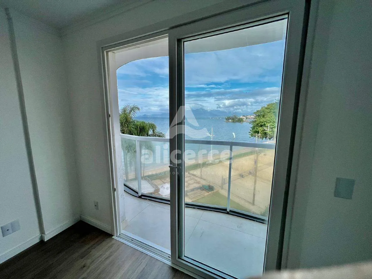 Imagem Cobertura à venda com 4 quartos 4 suítes, 221m² em Coqueiros Florianópolis
