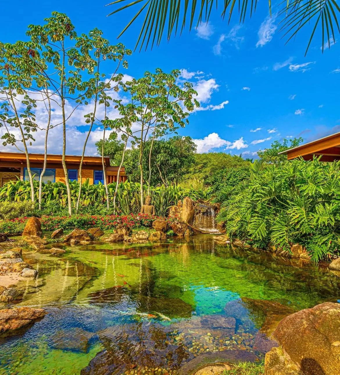 Imagem Venha se encantar com esta deslumbrante casa inspirada em Bali, localizada na prestigiada Fazenda Boa Vista, com uma vista deslumbrante