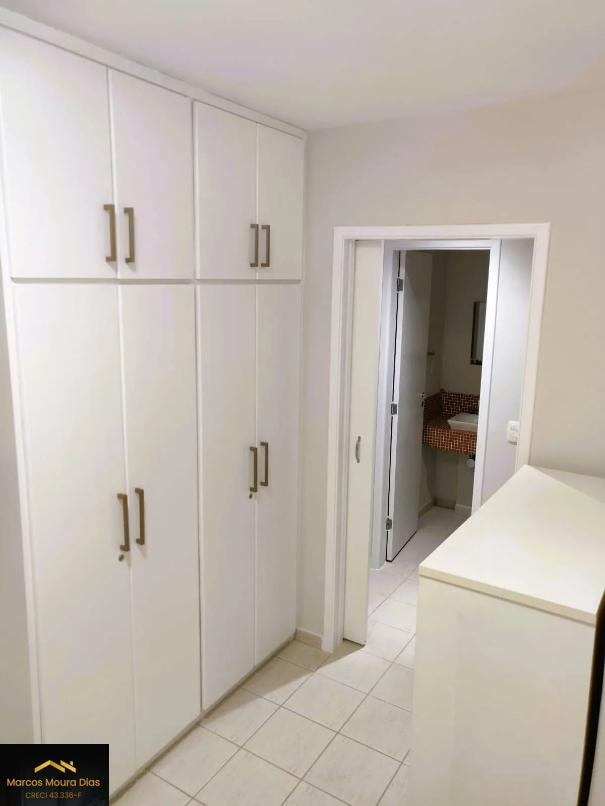 Imagem Apartamento na Pompeia com 2 dormitórios (1 suíte) e 2 vagas, próximo ao Sesc Pompeia. Edifício com portaria 24h e lazer