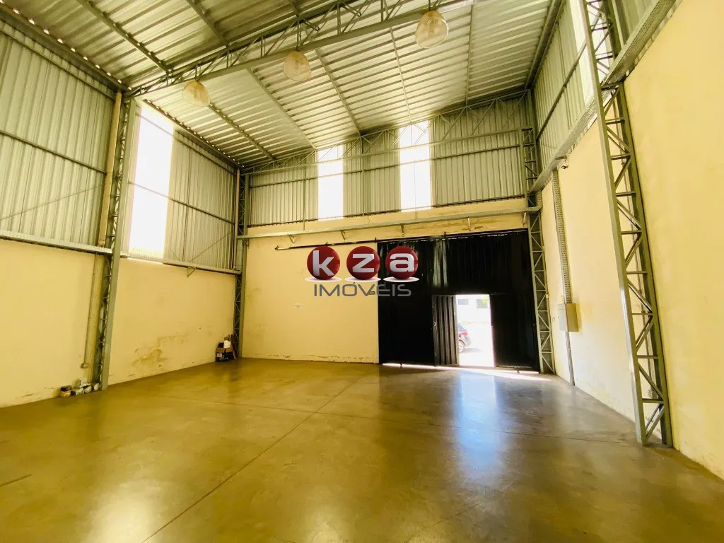 Imagem Galpão Comercial para Locação em Vinhedo-SP - Jardim São Lucas: 1 Sala, 3 Banheiros, 3 Vagas de Garagem, 200m² de Área.
