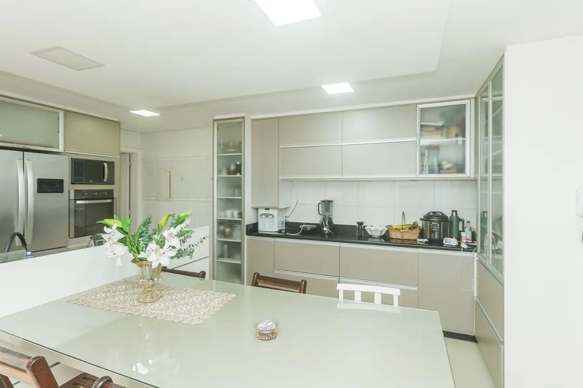 Imagem Casa com 5 dormitórios à venda em Parque Santa Fé, Porto Alegre.