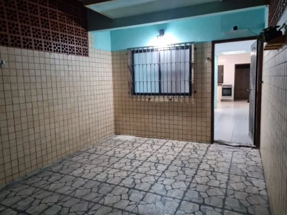 Imagem Sobrado individual à venda no Maracanã em Praia Grande-SP, com 2 dormitórios sendo suítes, sala ampla, cozinha com armários planejados, 1 lavabo, banheiro com box e gabinete, lavanderia, churrasqueira, vaga de garagem, portão em alumínio, a 150 metros da 