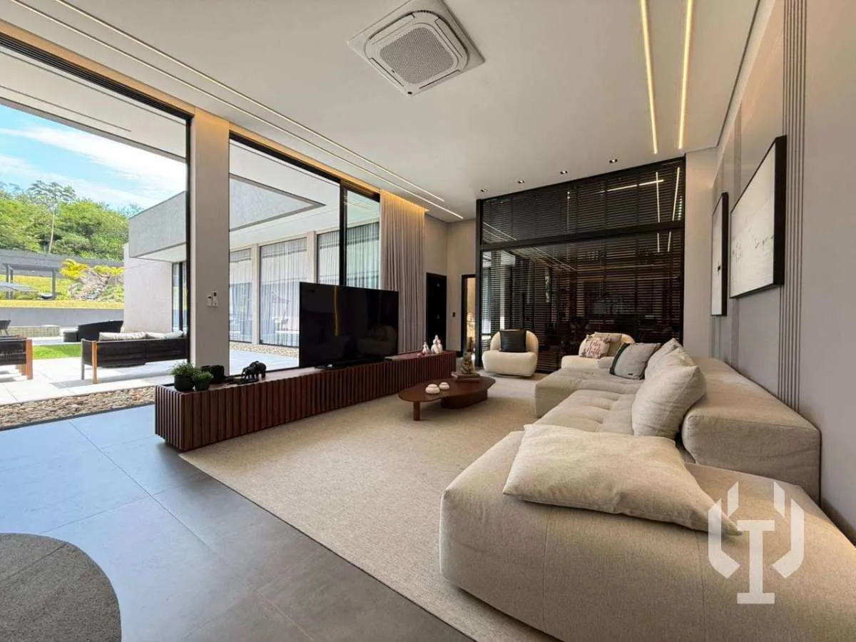 Imagem Casa de condomínio à venda, no Chácara Flora em Itapema, Casa branca, com 5 quartos, 563m2