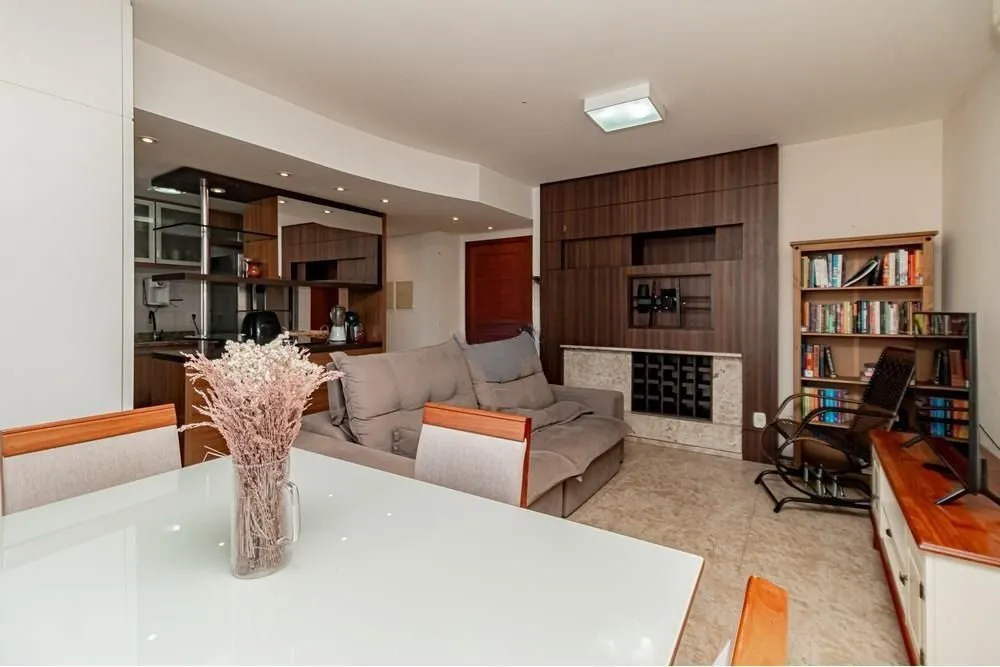 Imagem Apartamento com 3 dormitórios (sendo 1 suíte), 2 banheiros, lareira, churrasqueira e 2 vagas de garagem.