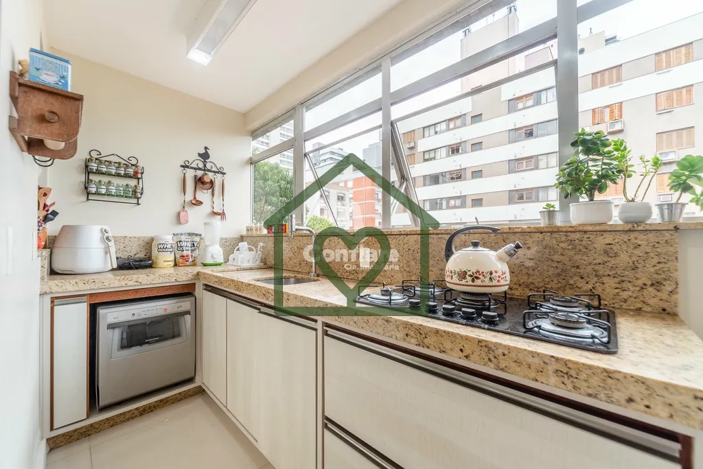 Imagem Apartamento amplo, 1 por andar, com 201m² privativos, localizado em prédio de esquina. Conta com 4...