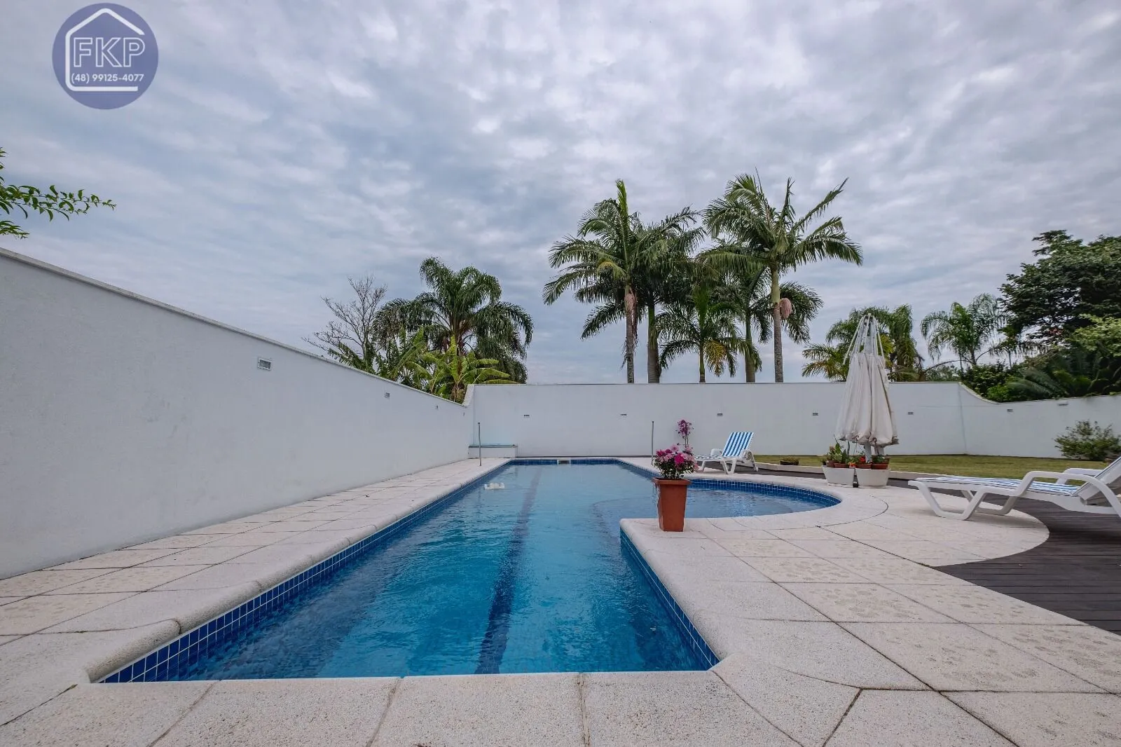 Imagem Casa com 5 dormitórios e 4 vagas!