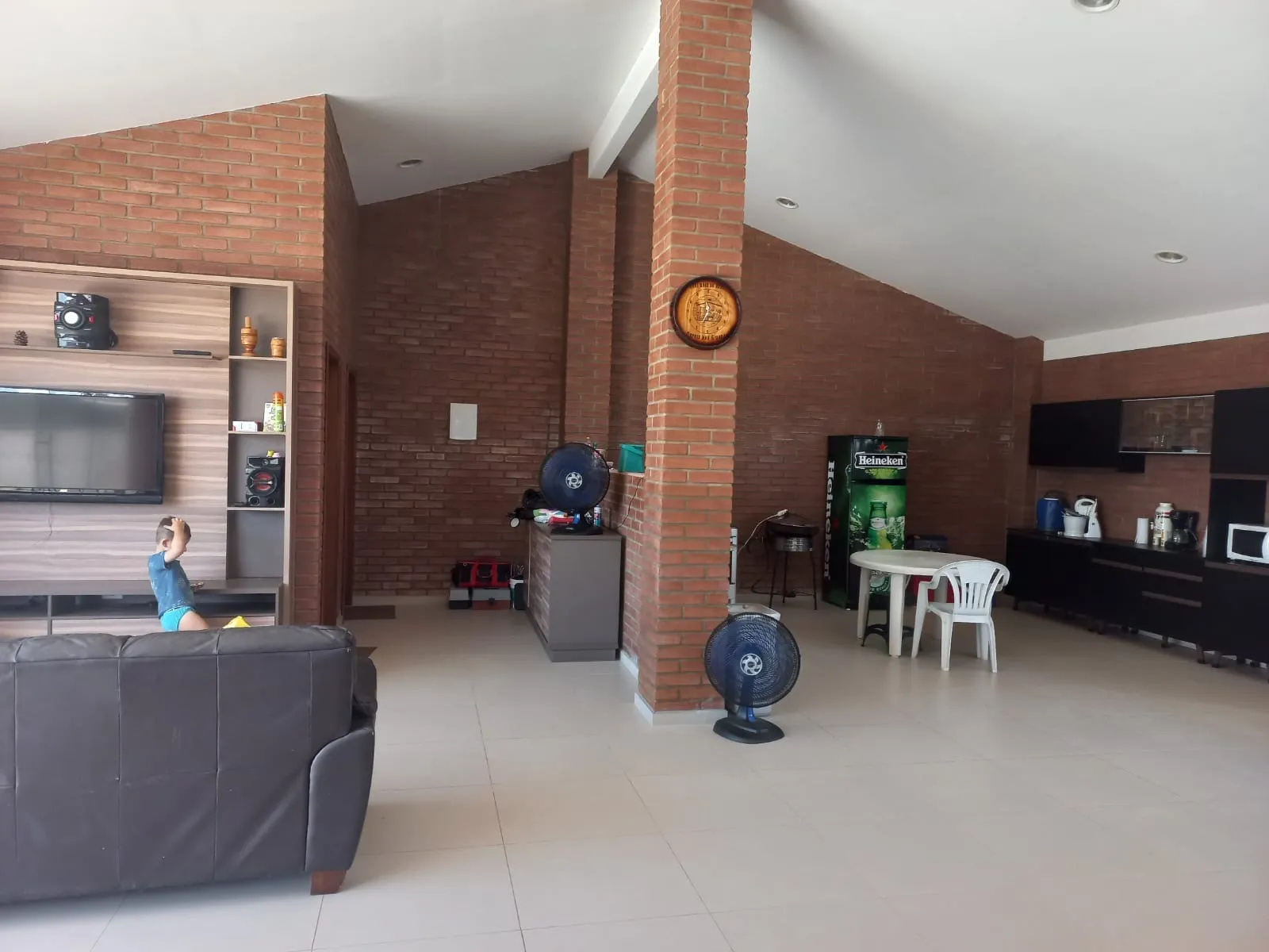 Imagem Chácara à venda em Araçoiaba da Serra-SP, bairro Cercado: 1 sala, 2 banheiros, 12 vagas de garagem, 100,00 m² de área.