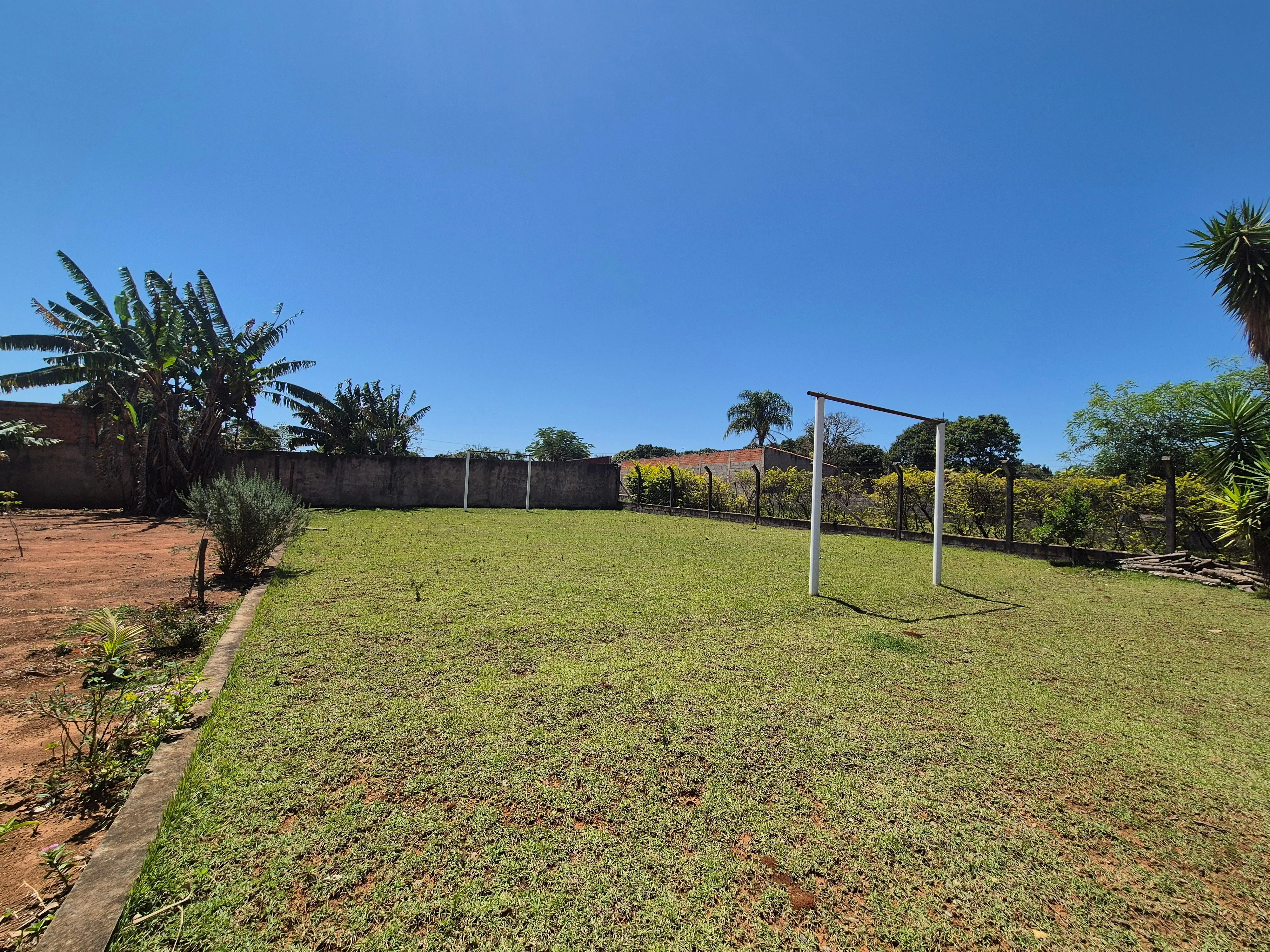 Imagem Chácara de esquina | Condomínio Arco-Íris - Salto de Pirapora | 2.000 m² de terreno | 230 m² de área construída | 3 dormitórios, sendo 1 suíte | Campo