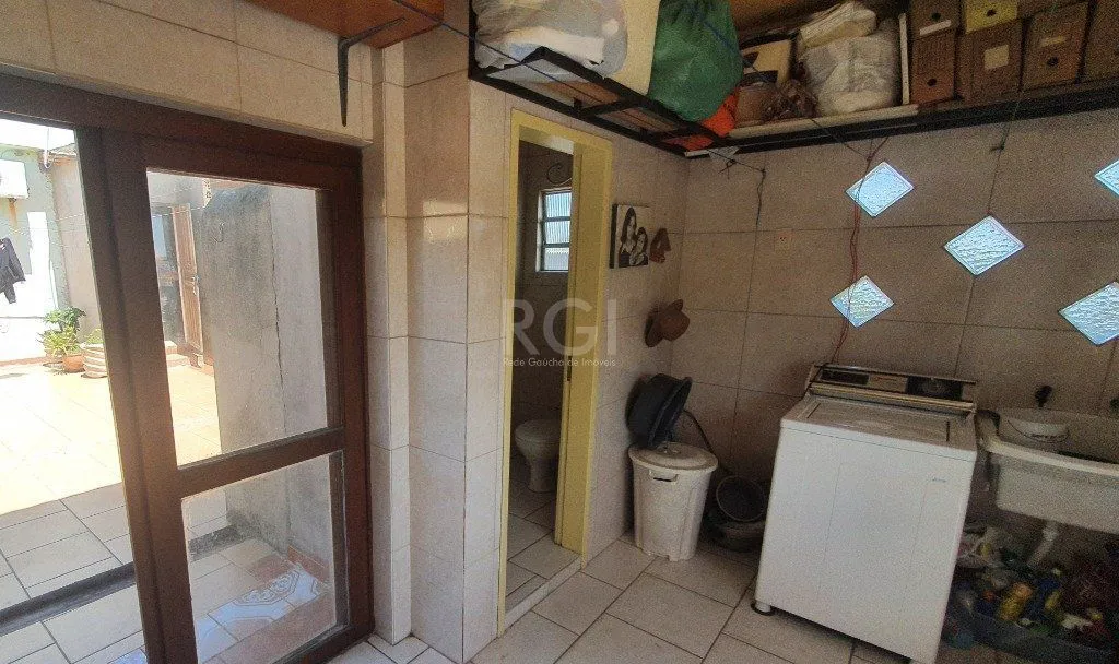 Imagem Casa para Venda - 290m², 4 dormitórios, sendo 2 suites, 2 vagas - Cascata