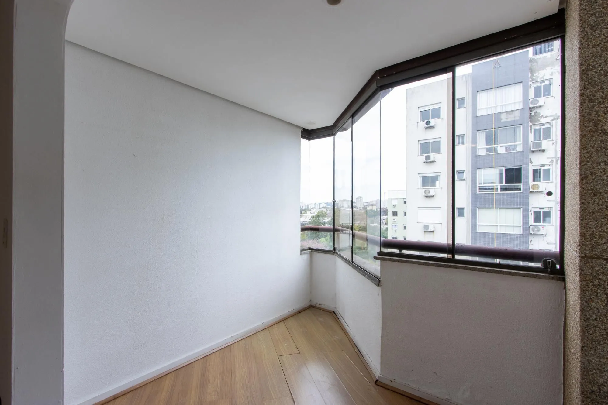 Imagem Cobertura com 137m², no Bairro Cristal, de 2 dormitórios, sento uma suíte, ampla sacada, churrasqueira, vista panorâmica, vaga coberta.