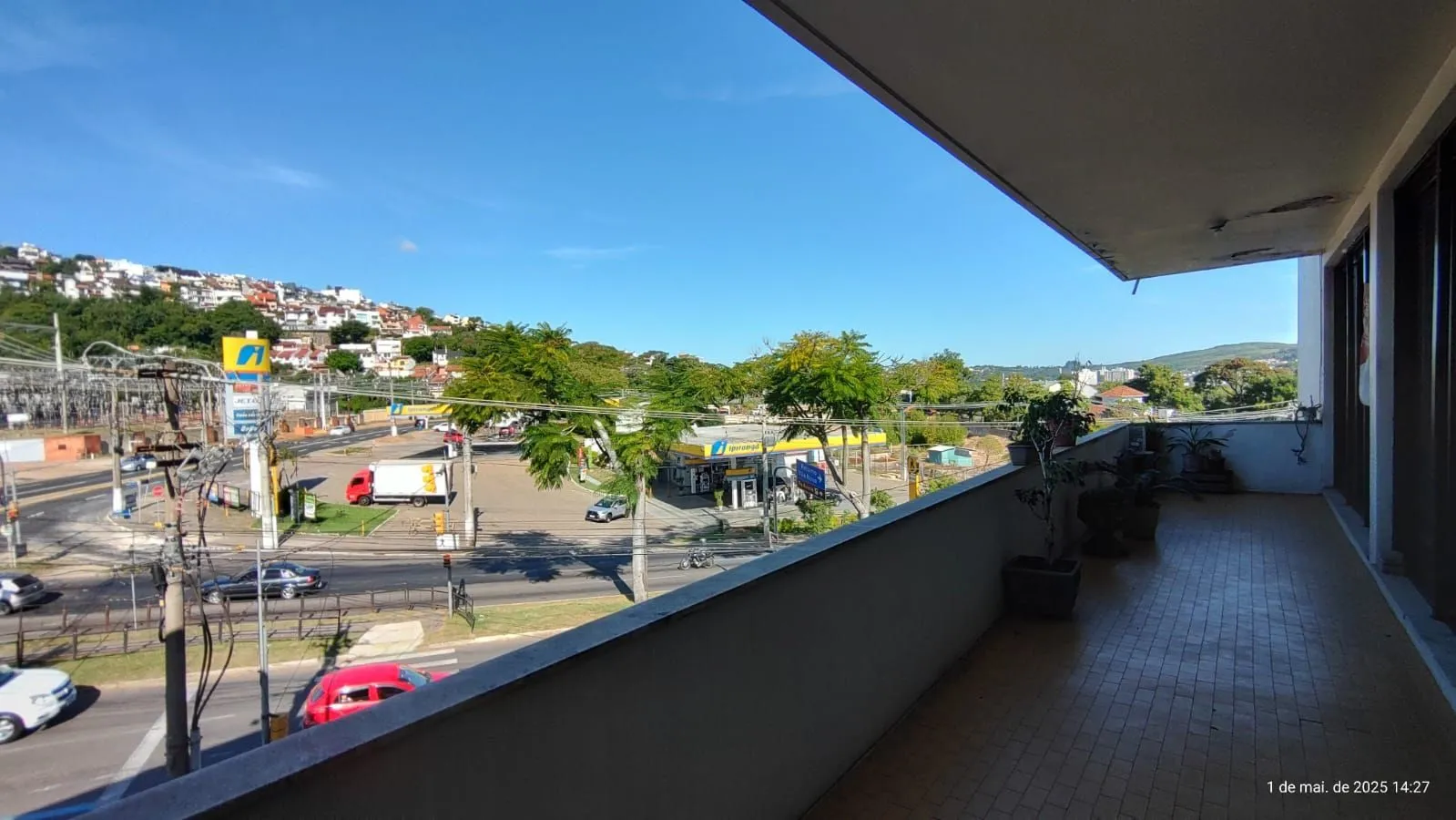Imagem Apartamento de 4 dormitórios, 2 suítes, living amplo e arejado com sacada.