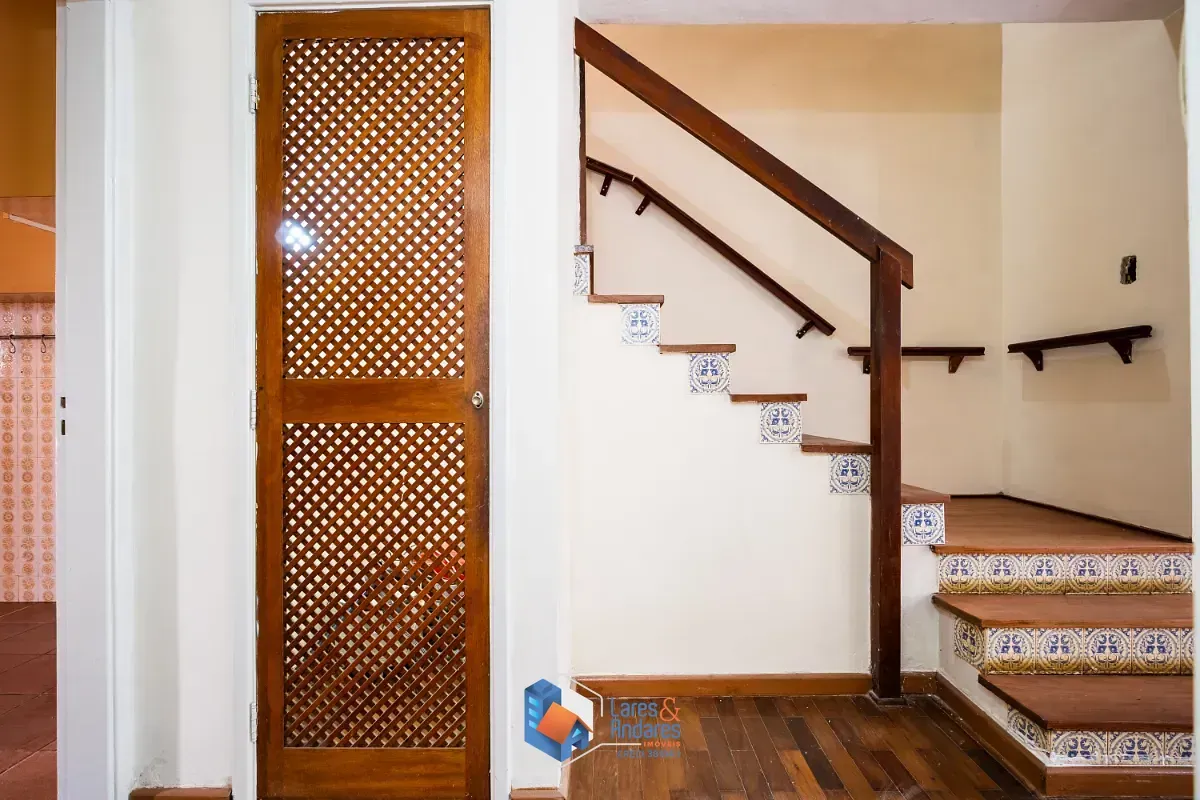 Imagem Sobrado para venda em Vila Santo Antônio com 6 quartos, sendo 1 suíte, 236m²