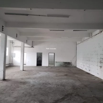 Imagem Galpão Comercial de Alto Padrão para Locação em Santo André-SP, no Bairro Campestre: 5 Banheiros, 10 Vagas, 950m² de Área.