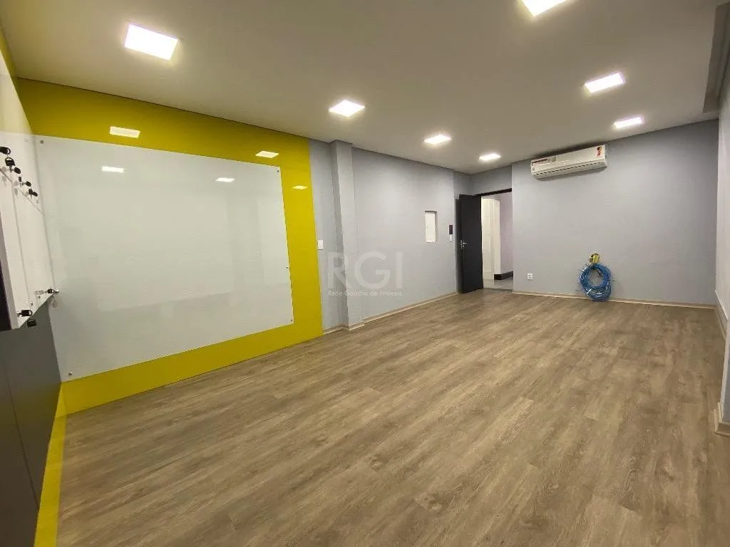 Imagem Excelente Casa Comercial Reformada Para comprar - Partenon - Porto Alegre/RS