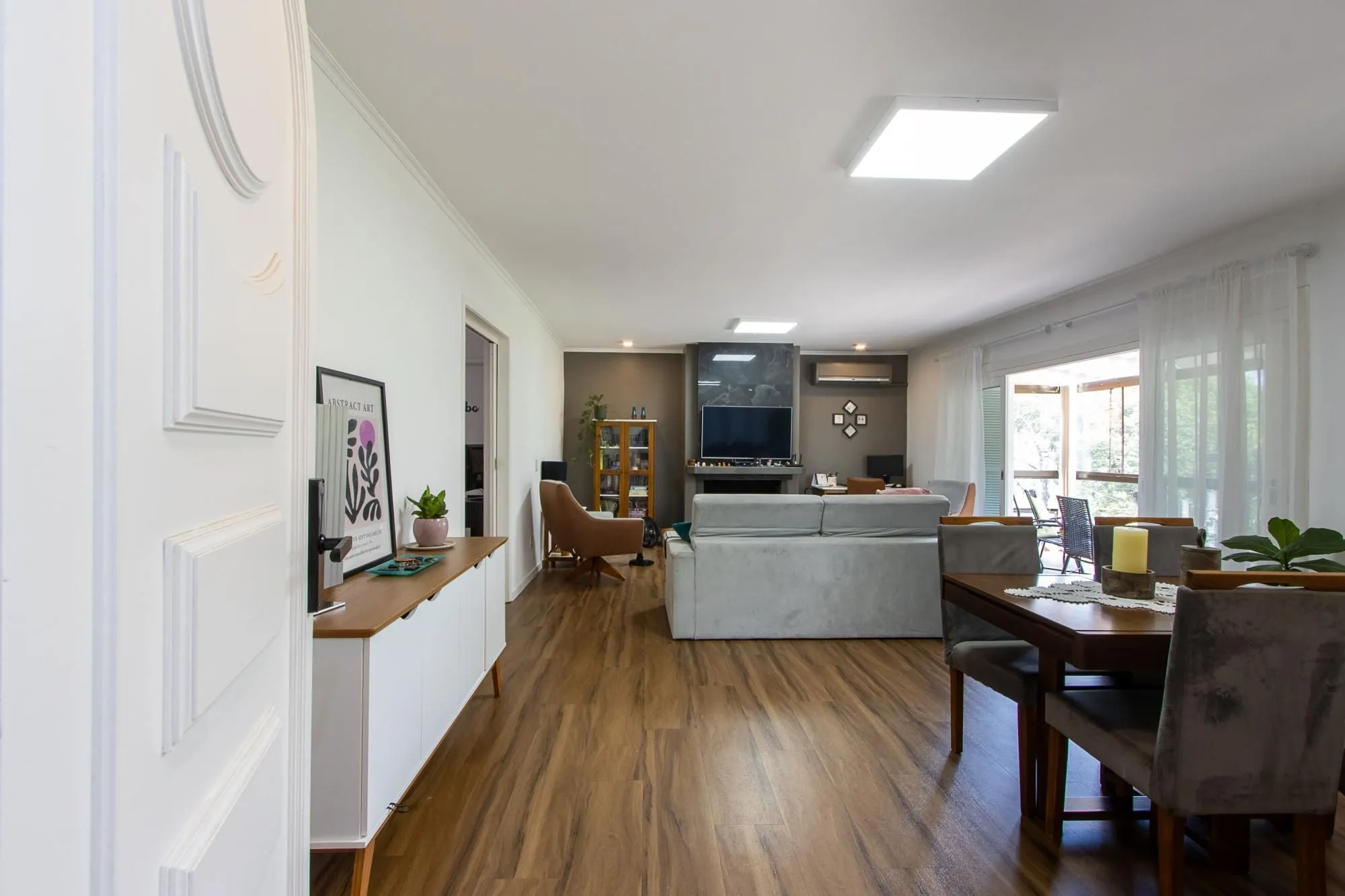 Imagem Linda casa totalmente reformada, 3 quartos (1 suite), 2 vagas cobertas - Bairro Nonoai
