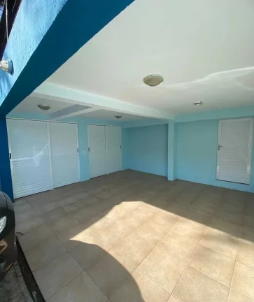 Imagem Casa com 4 dormitórios sendo 3 suítes e 4 vagas de garagem, a 200m do mar em Bombinhas/SC