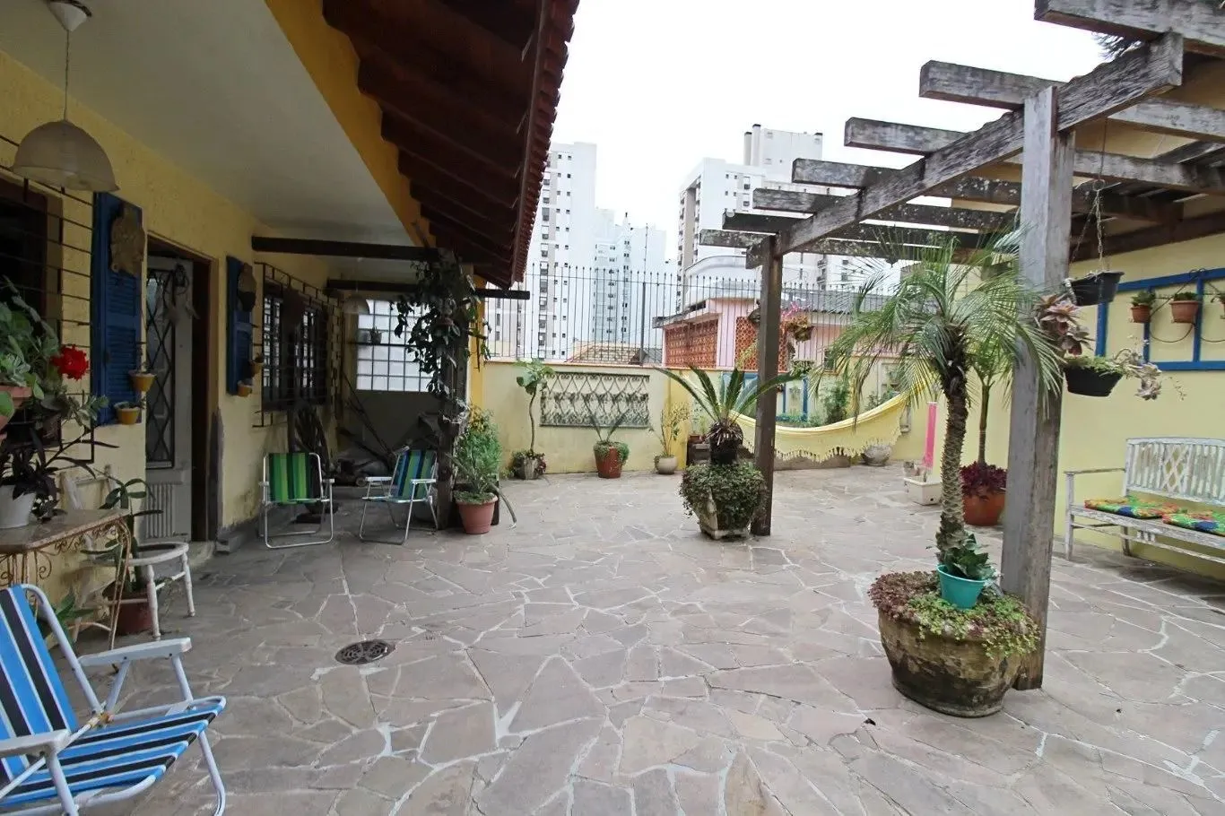 Imagem Casa térrea com edícula e salão de festas próximo ao Iguatemi