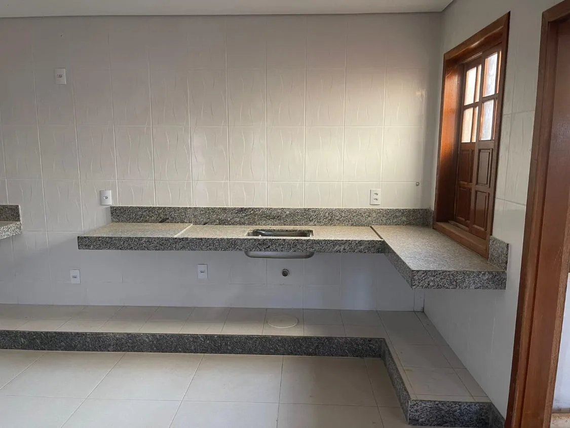 Imagem Vendo uma excelente casa em Crucilândia/MG ( valor 500.000,00 )