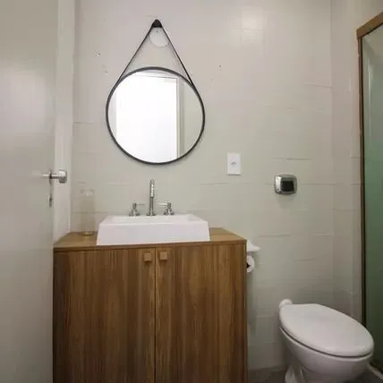 Imagem Apartamento com 2 dormitórios, banheiro auxiliar e 2 vagas cobertas.
